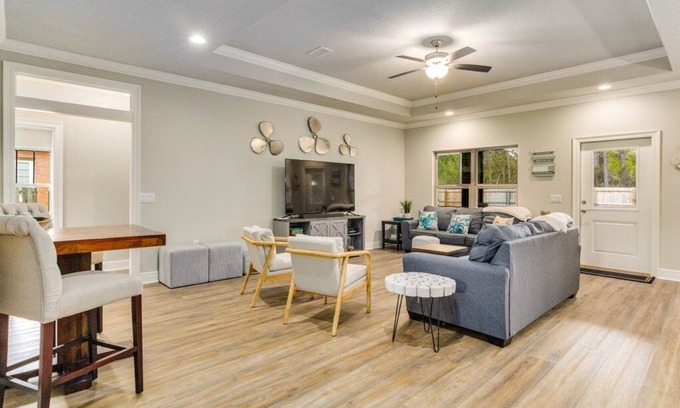 Navarre House | "new Family-sized 2600 Sq/ft 5BR Home - 3 Miles to the Beach! Weekly Discounts!