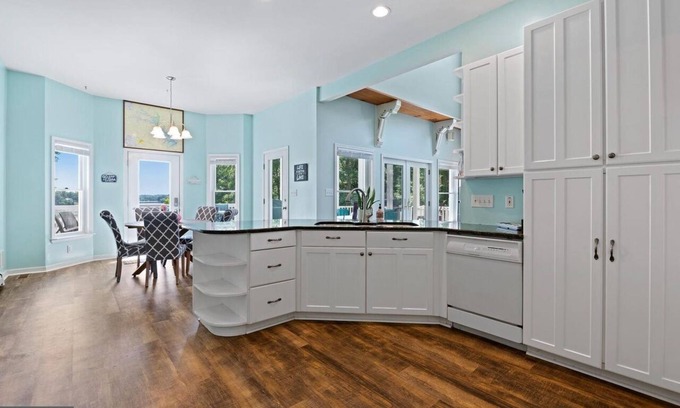 Louisa House | NEW! Family-sized Lakehouse - Hot Tub, Sauna, Game room, Volleyball, Lake Views