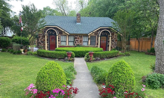 Jefferson Cottage | NEW " Fantastic Cottage" in the Historical District. Short walk to city Center.