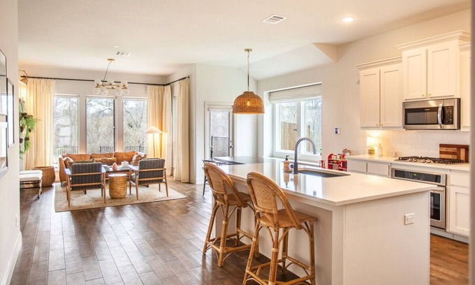 Benbrook House | New Farmhouse-Modern Home Close to Everything and pet friendly!