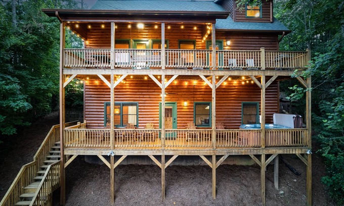 Cashes Valley Cabin | New Fire Pit! 3 King Suites, Creek, 15 mins 2 BR