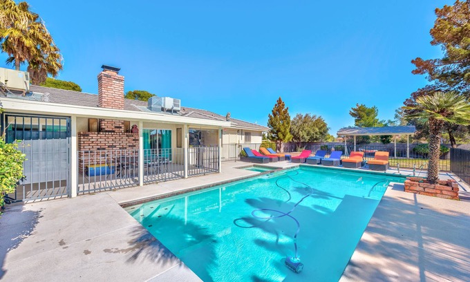 Las Vegas Villa | new first class villa on 20 k sq 3 m from strip