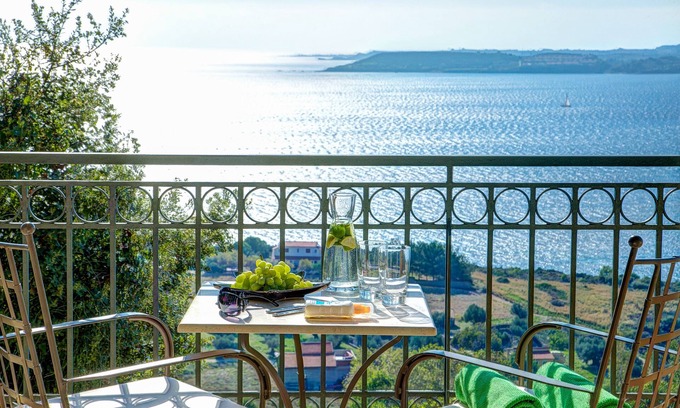 Kefalonia Apartment | *NEW FOR 2016 * Superb 1 bedroom King Suite walking distance to town and beach.