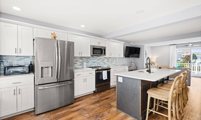Heron Harbour Isle House | New for 2025! Stunning 3 BR, Waterfront w/BOAT SLIP, sleeps 8 FREE Linens/Towels