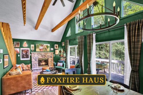 Blakeslee Ski Chalet | New Foxfire Haus - Modern - Hot tub Pet-friendly