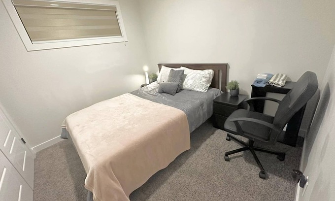 Southwest Edmonton House | New, fresh, affordable, homey, 10 mins to the Edmonton Intl Airport.