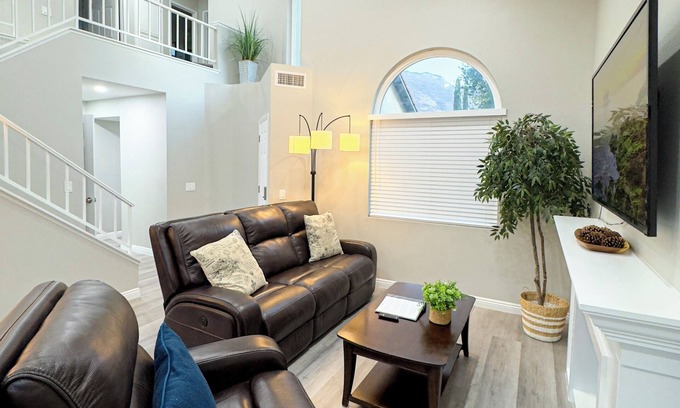 Southridge Village House | New Fully Remodeled Charming 4-bedroom home with WiFi & AC in brilliant Fontana
