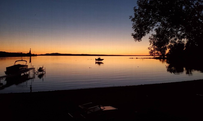 St. Albans Cottage | *New* Fully Renovated* Cozy Cottage with private beach