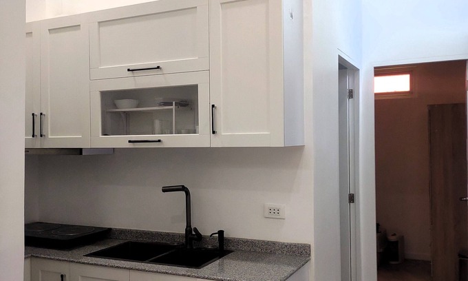 Sampaloc Apartment | New Furn 1 Br/1 Bath/Kitchen, Manila-Univ Belt, AC, Hot water, Wifi, Netflix -u1