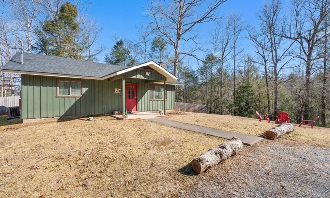Gatlinburg Ski Chalet | New! GBurg + 1 Mile to Rocky Top! Hot Tub*Firepit