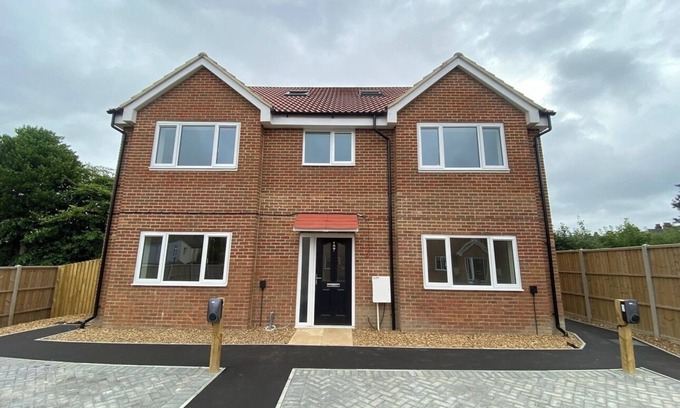 Gillingham House | New Gillingham Gem - Garden, Free Parking(Electric Car Charger) and WiFi
