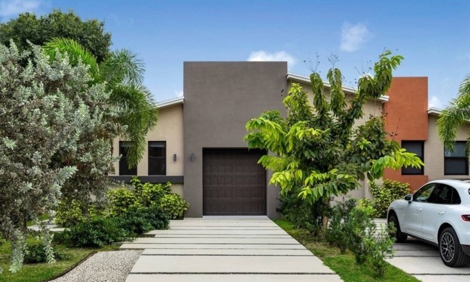 Croissant Park House | NEW! Golden Fox Downtown Pool House