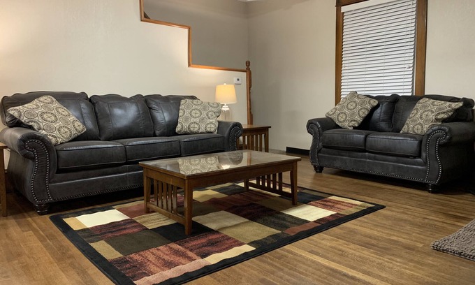 Wadsworth House | New! Great Remodeled 2 Bedroom. Walk to the Square!