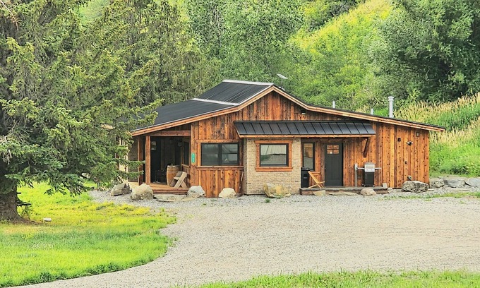 Bozeman Other | New Guest Ranch Farmhouse Lodge Fully Remodeled & Comfort w/Mtn Views & trails