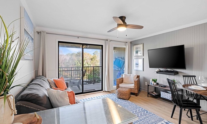 Folly Field Condo | NEW HHBT Property! Stunning 1 bedroom w/Beach Access! Monthly Rates Thru Feb!