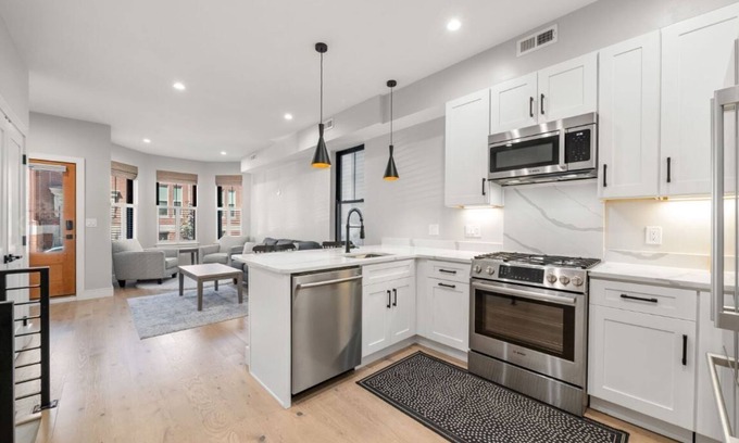Harbor View - Orient Heights Condo | New high-end 3 bedroom near beach with parking