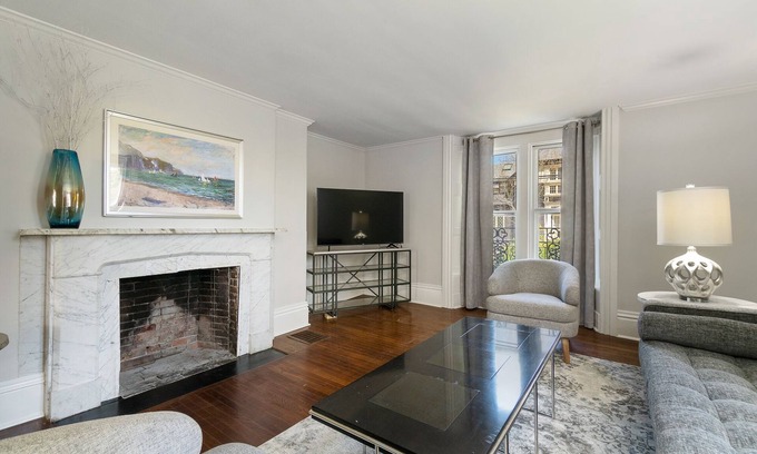 Fifth Ward House | NEW! Historic Townhome - Live among the Mansions 3BR
