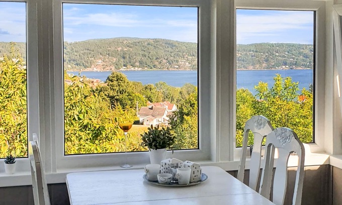 Svelvik House | NEW: Holiday home with sauna - hot tub - lake view renovated 2022