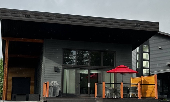 East Kootenay House | New home, 100m from lift. Relax and enjoy this 4bdm Mountain Modern House.