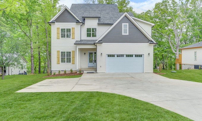 Estill Springs House | New Home 2022-Hot Tub-Boat Dock- 4,000+sq ft, 5 bedrooms, Pool Table, Ping Pong