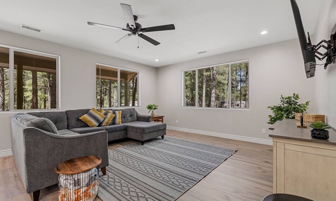 Parks House | New Home in the Pines – Minutes to Flagstaff & Grand Canyon Adventures!