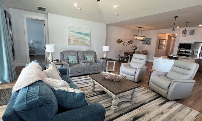 Laguna Beach Estates House | NEW home in West End, Quiet Laguna Beach! 5 Min to Beach! Last Minute Discounts!