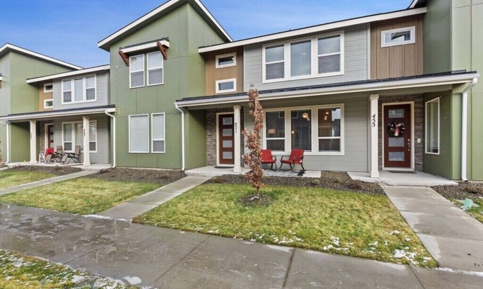 Meridian House | *New* Home ~ King Bed~ 4 TVs ~ WorkFromHome