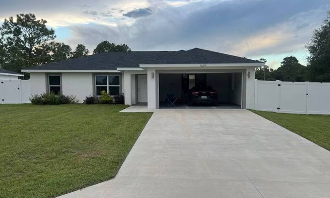 Dunnellon House | New home, lake park less then 1min. The World Equestrian Center 15 minutes away.