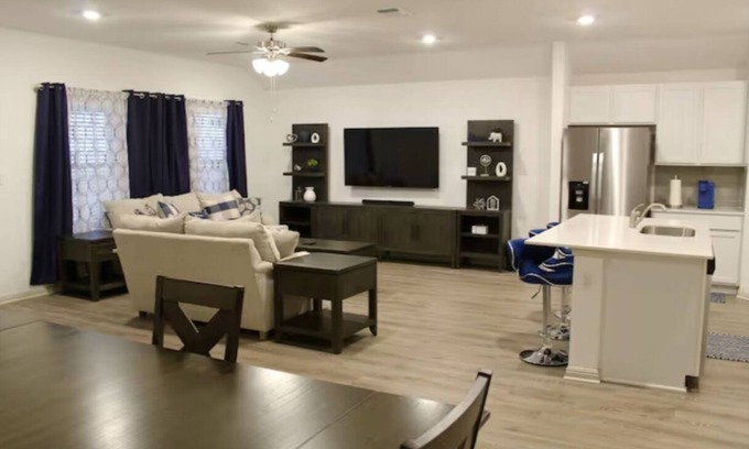 Hutto House | New Home, Quiet Neighborhood! Short 15 minutes away from Kalahari Resorts.