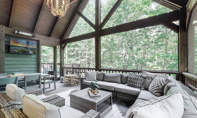 Sapphire House | New Home with a Private Trail/Waterfalls, Family and Groups