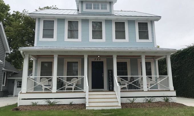 South Haven House | New Home with swim spa, theatre & game room. 1 block to town & close to beach.
