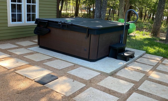 Enchanted Oaks House | New Hot Tub! Beautiful 1.6 Acre Lake House on Secluded Cove