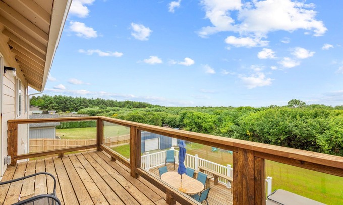 Grayland House | NEW HOT TUB, Dogs Ok, Fire Pit, Game Room, BBQ (Dunes)