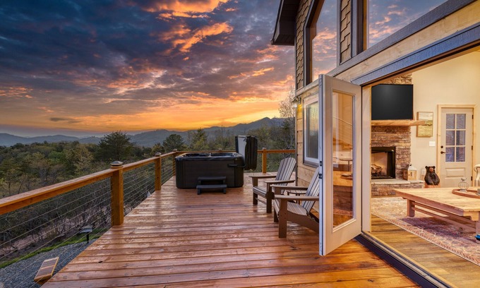 Cherokee Cabin | *NEW!* Hot tub/fire pit/private close to Downtown!