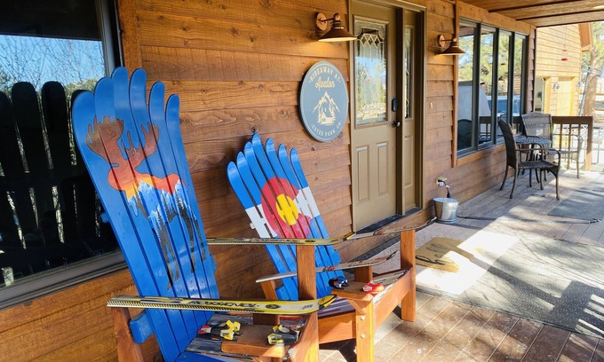 Estes Park Cabin | NEW HOT TUB, Game Room, PICKLEBALL COURT, AC, Fireplaces-close To RMNP, downtown