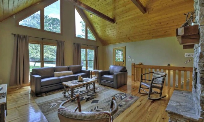 Eagle Mountain Cabin | ✴︎New ✴︎ Hot Tub✴︎ Game Room✴︎ Pet Friendly
