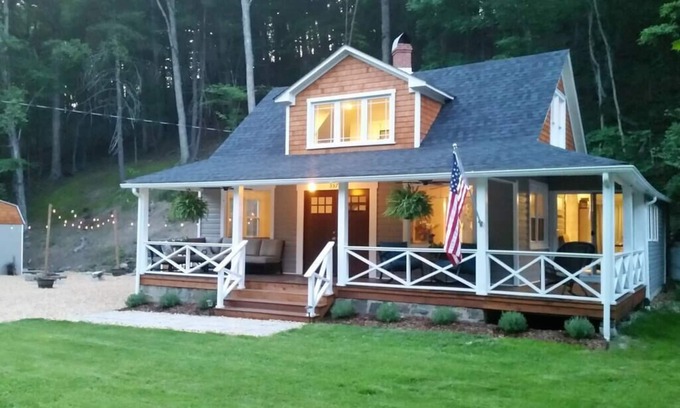 Capon Springs House | New Hot Tub! Next to resort with spa and golf!