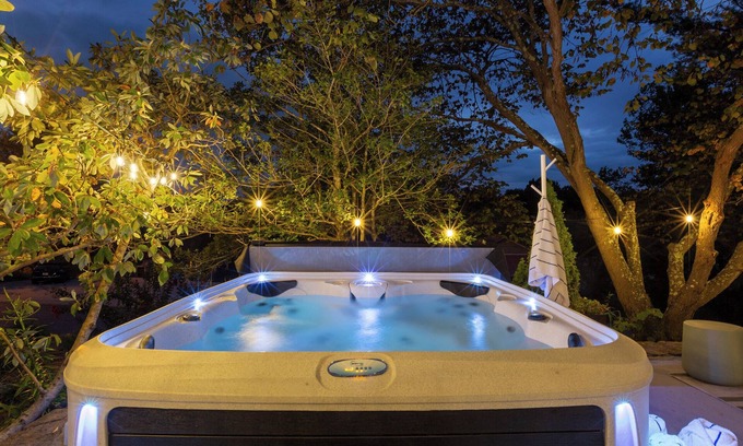Shelbyville House | NEW: Hot Tub, Pool, Fully Loaded, 10 min to Bulleit, Between LOU and LEX.