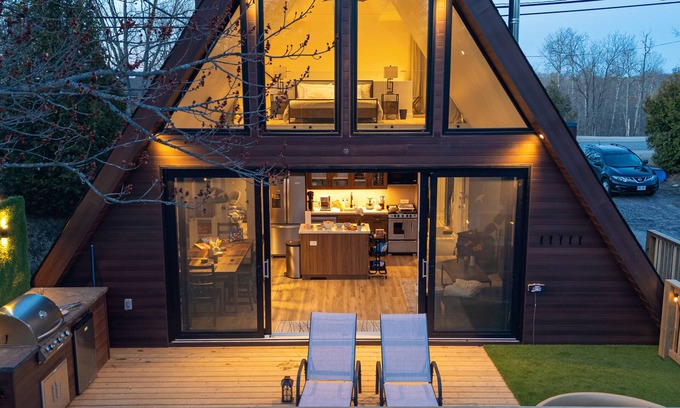 MacTier Cottage | NEW Hot Tub, Sauna, BBQ, T.O<2h, Nespresso, Wifi