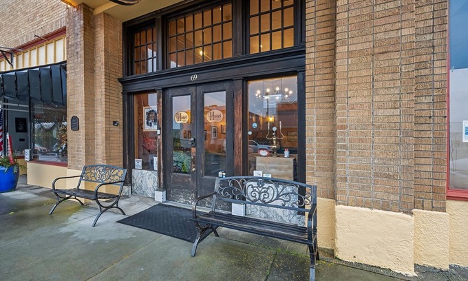 Cathlamet Apartment | NEW! Hotel Cathlamet Room 206 - Garden View King