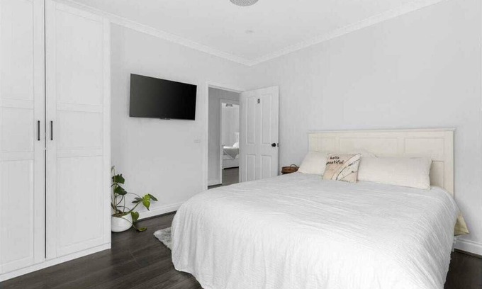 Brooklyn Bed & Breakfast | New house- Close to City/Highpoint/Melbourne Airport (1)