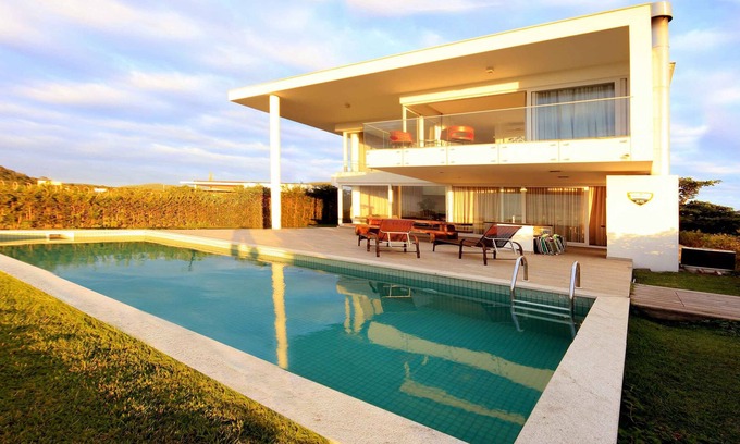 Morro das Pedras House | NEW HOUSE, HIGH STANDARD, BEACH FRONT, IN CLOSED CONDOMINIUM!