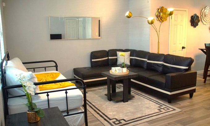Northeast Houston House | New Houston Home! Sleeps 10-12, Near Downtown, 4 Car Parking