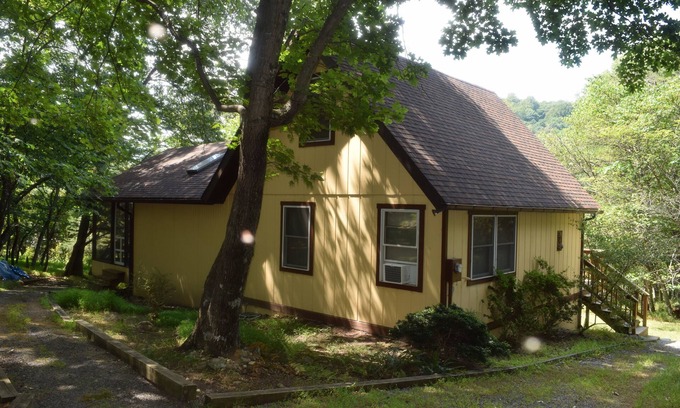 Lost River Cabin | New HVAC for ALL SEASON Rental - Almost Heaven Red Bud Haven - Plug Into Nature