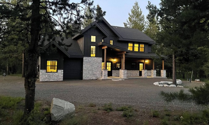 McCall House | New! Immaculate Mountain Luxe Getaway with Fire Pit