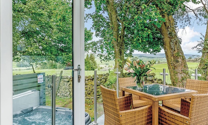 Hawes House | New in 2017. Modern and contemporary 14ft-wide lodge style holiday home.