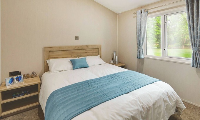 Mablethorpe Ski Chalet | New in 2020. Modern lodge with one double and one twin.
