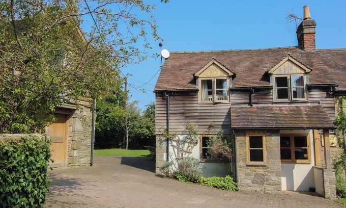 Wall-under-heywood Cottage | NEW INN COTTAGE, pet friendly, with open fire in Church Stretton