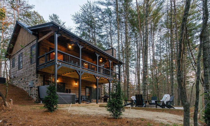 Mineral Bluff Cabin | New! Insta-Worthy Luxury Cabin - HotTub + GameRoom