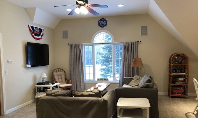Brighton Apartment | New island pond apartment direct trail access